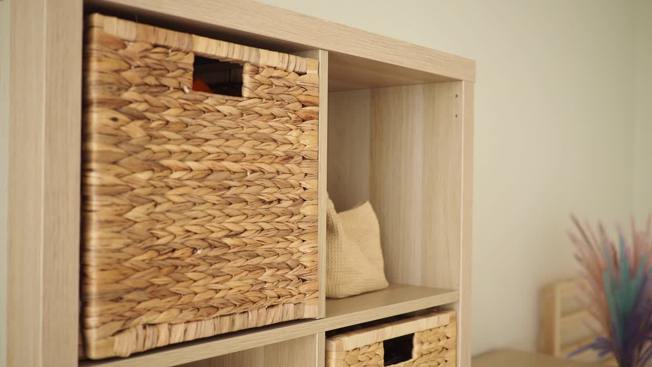 Scaffali con cesti di vimini