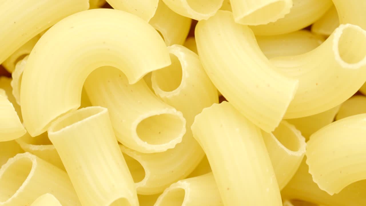 una pila de pasta italiana cruda girando en círculo