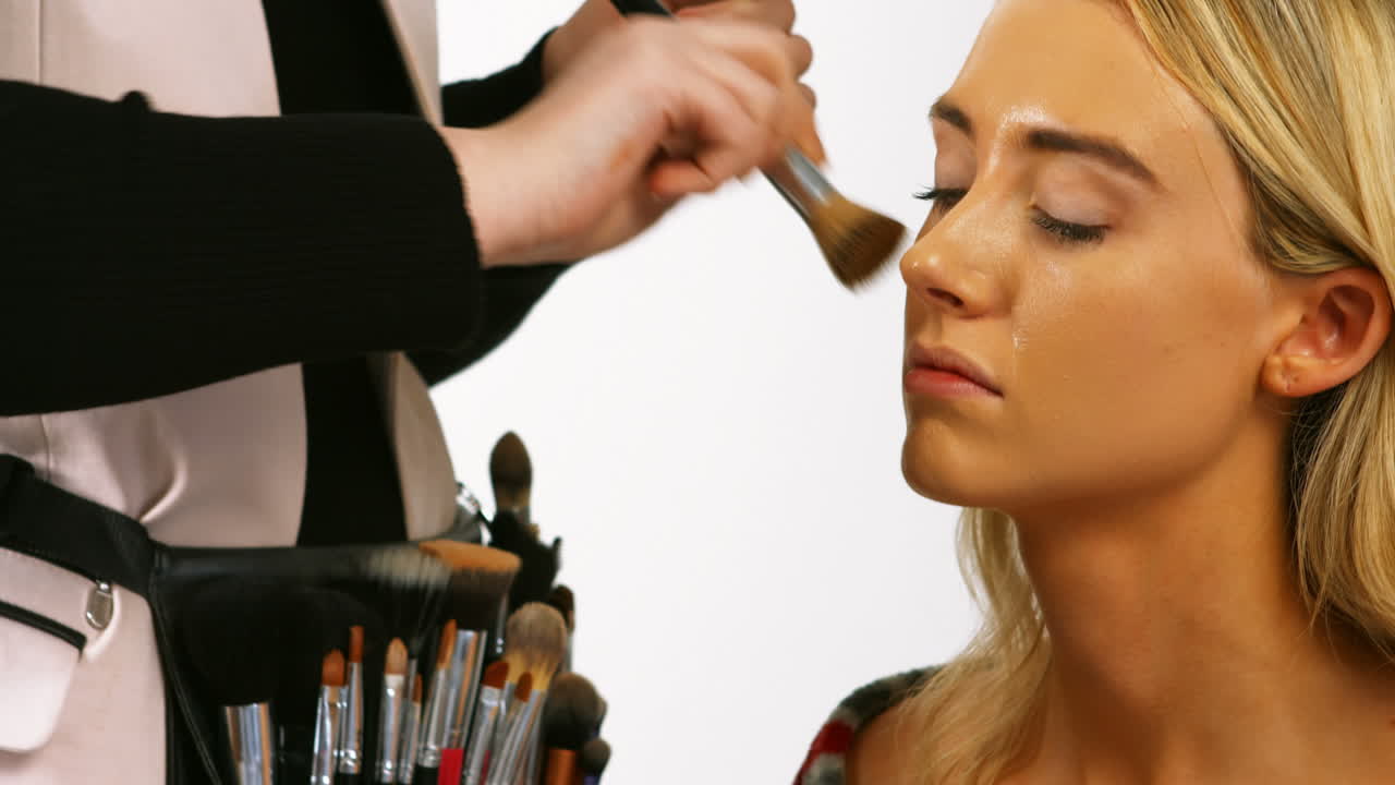 artista de maquillaje aplicando maquillaje