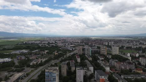 Hermosas-Imágenes-Aéreas-De-Una-Ciudad-Llena-De-Edificios-De-Apartamentos-Con-Muchos-árboles-Verdes-En-El-Medio