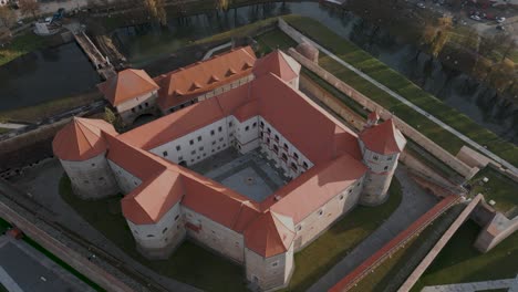 Statischer-Drohnenflug-Aus-Der-Luft-über-Die-Burg-Făgărașulu-Zitadelle-In-Făgăraș-In-Rumänien---Fagaras-In-Rumänien-Ist-Eine-Touristische-Stadt-In-Der-Historischen-Region-Siebenbürgen-In-Der-Nähe-Des-Flusses-Olt---Vogelperspektive