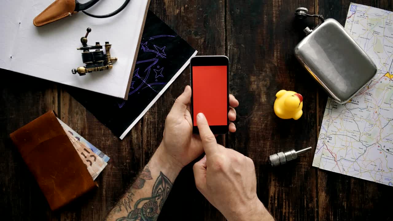 Mani che usano un telefono con schermi chroma key diversi - rosso, blu, verde.