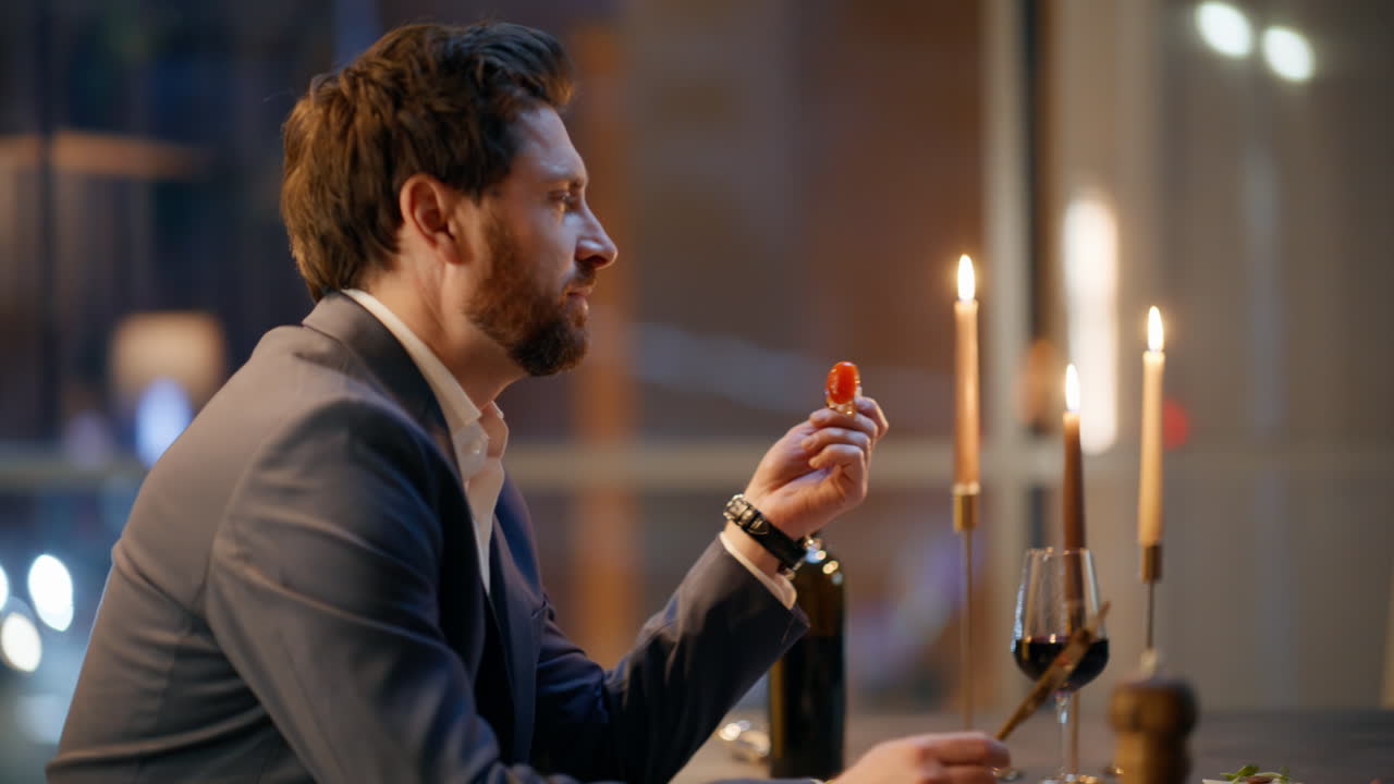 Gladt par på romantisk date i moderne lejlighed. Ægtefæller taler.