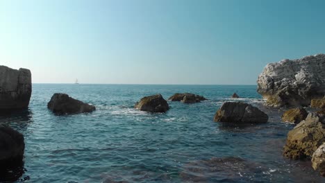 In-Der-Nähe-Von-Wasserdrohne,-Die-Zwischen-Klippen-Und-Felsen-In-Der-Nähe-Der-Küste-Geschossen-Wurde-6