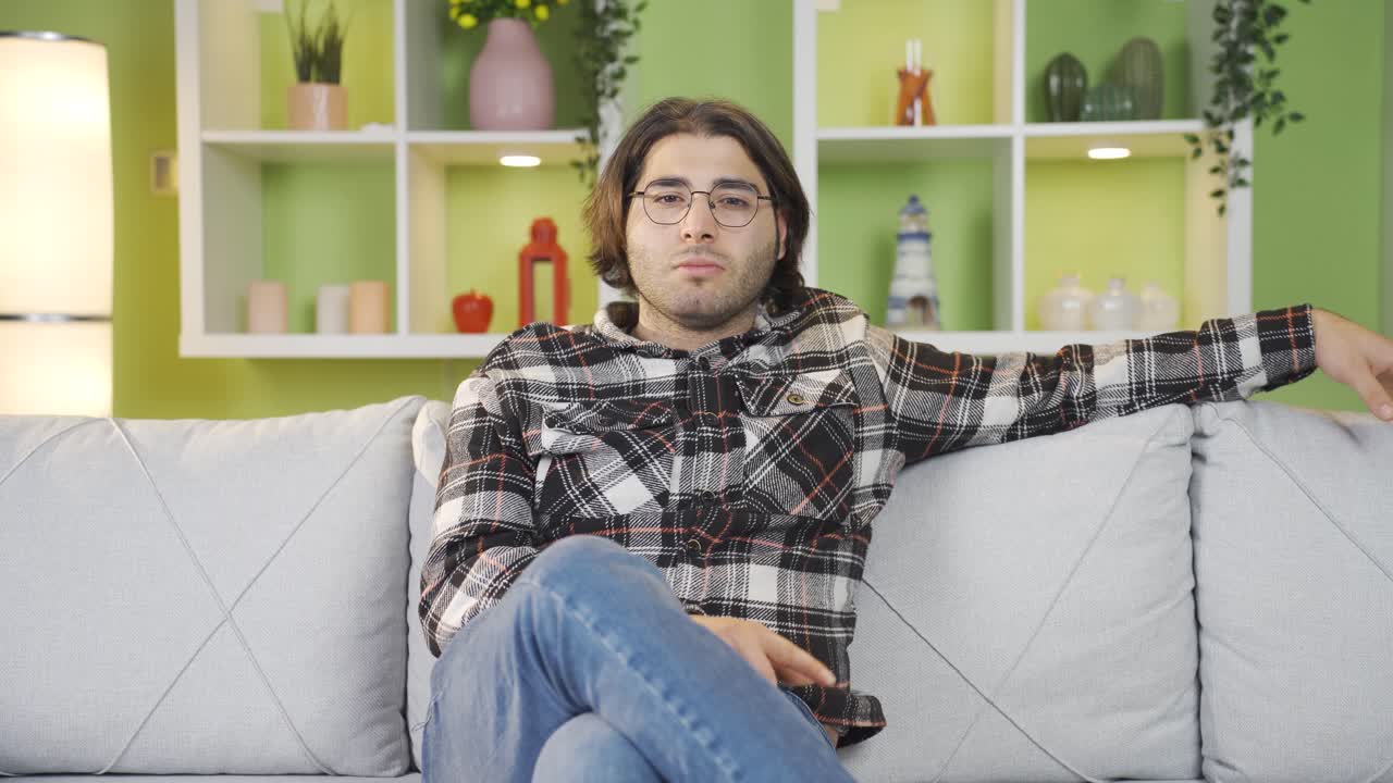 joven pensando para generar nuevas ideas.