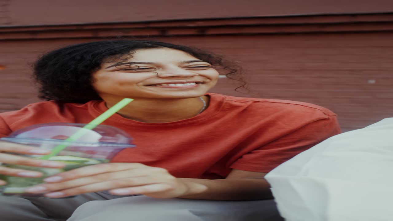 mujer disfrutando de una bebida refrescante al aire libre