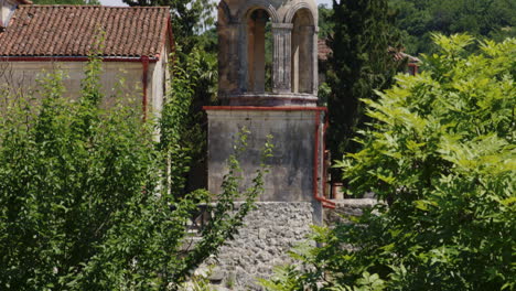 pintoresca torre de estilo georgiano rodeada de naturaleza, cerca de kutaisi