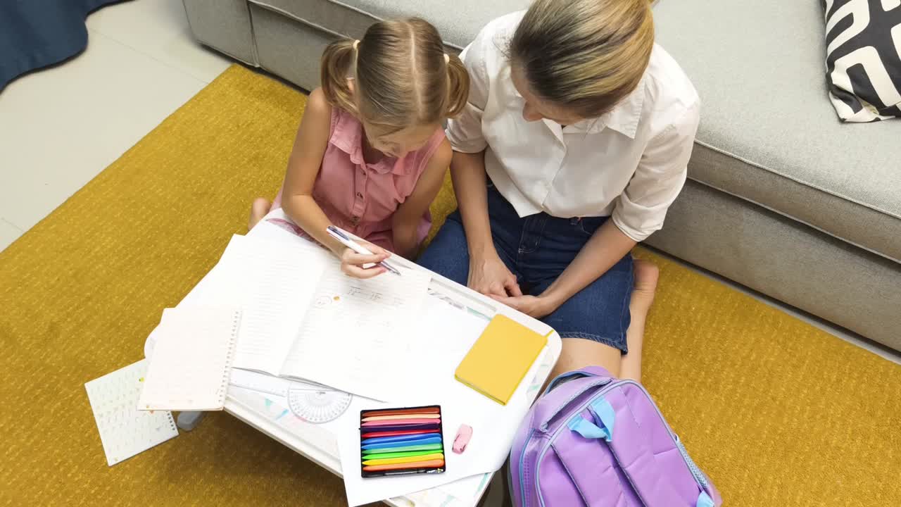 madre e hija haciendo la tarea juntos