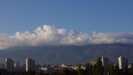 Time-Lapse-of-a-city-skyline-with-a-mountain-behind-it