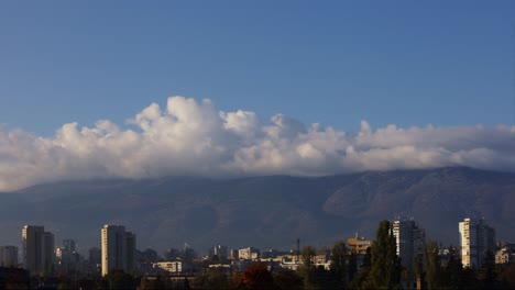 lapso de tiempo de un horizonte de la ciudad con una montaña detrás de él