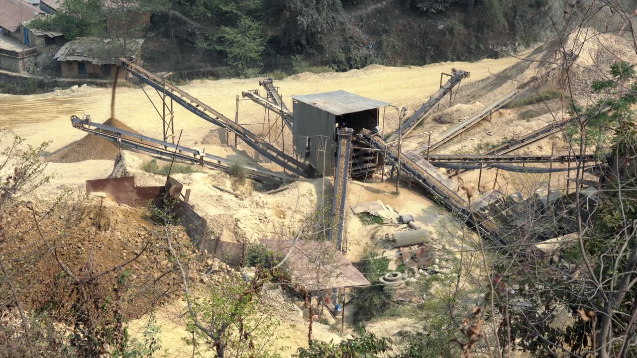 una vista de ángulo alto de una trituradora de piedra triturando y clasificando piedras