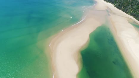 Eine-Luftaufnahme-Zeigt-Die-Strände-Von-Double-Island-Point-In-Queensland-Australien-Aus