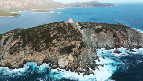 Vista-Aérea-En-órbita-Sobre-La-Torre-Malfanato-Ubicada-En-El-Cabo-Del-Mismo-Nombre-En-La-Isla-De-Cerdeña.