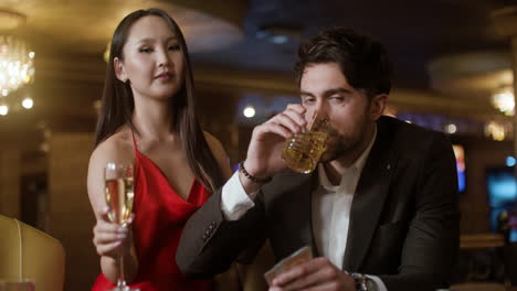 pareja jugando al póquer en el casino.