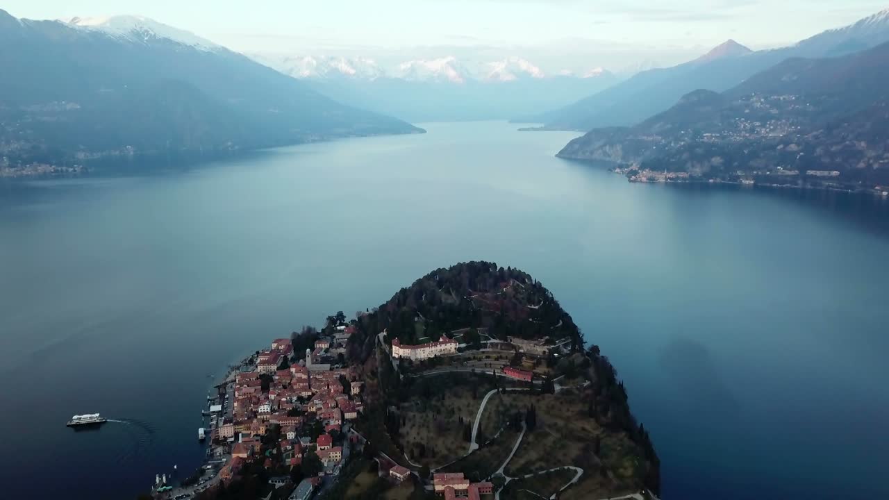 vista aérea del lago como cerca de bellagio, italia