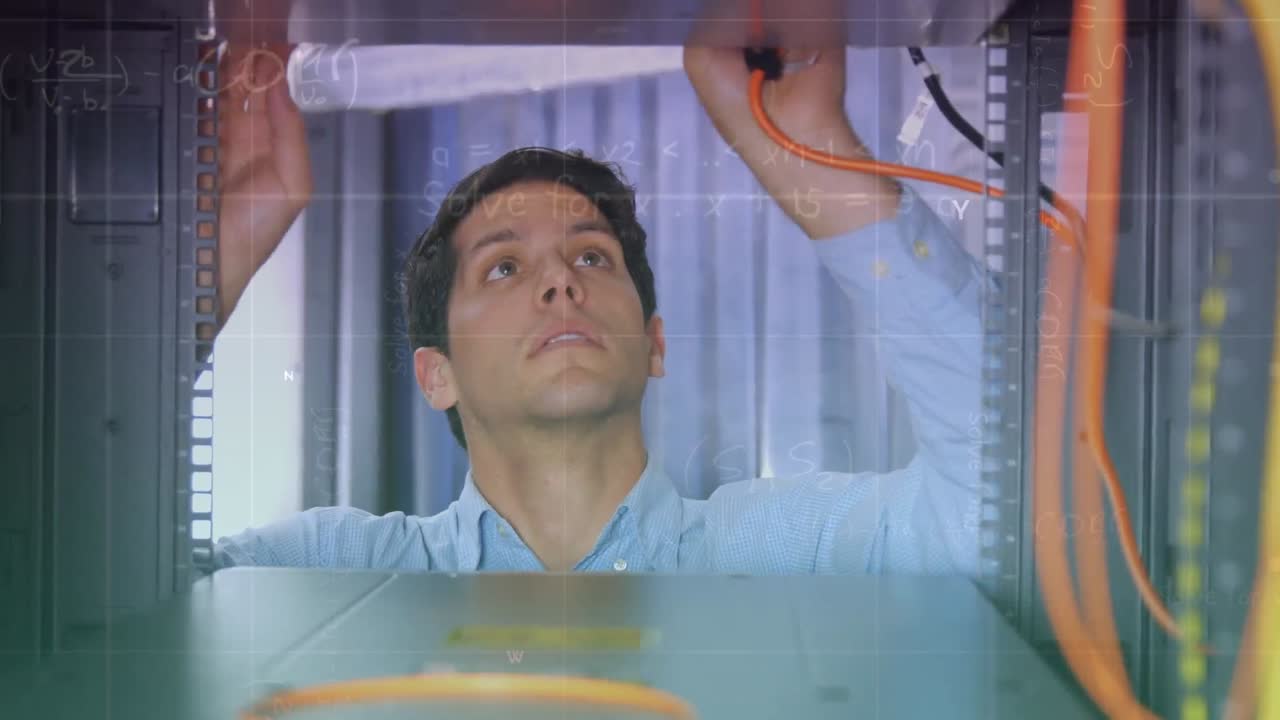 카우카시안 남성 it 기술자 및 컴퓨터 서버에 대한 데이터 처리 애니메이션