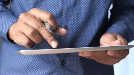 persona que utiliza una tableta