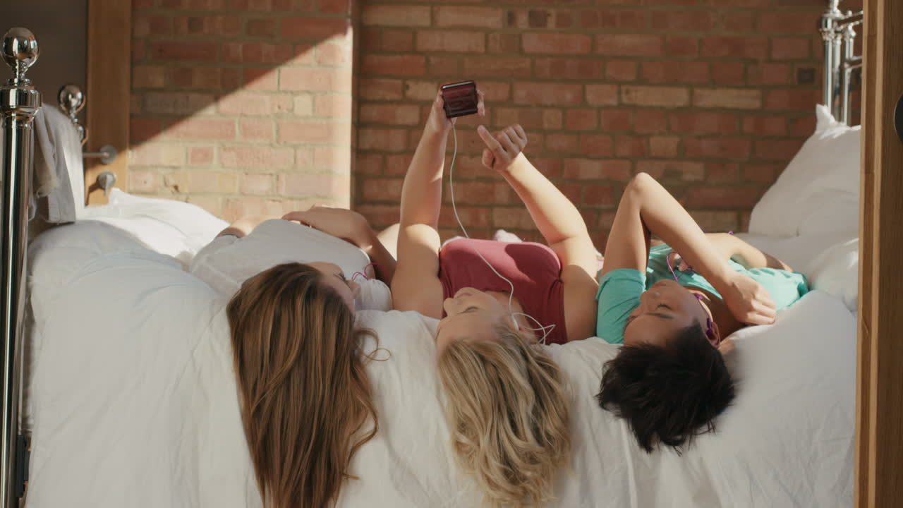 amigos pasando el rato en casa usando tecnología dispositivo de teléfono inteligente compartiendo redes sociales