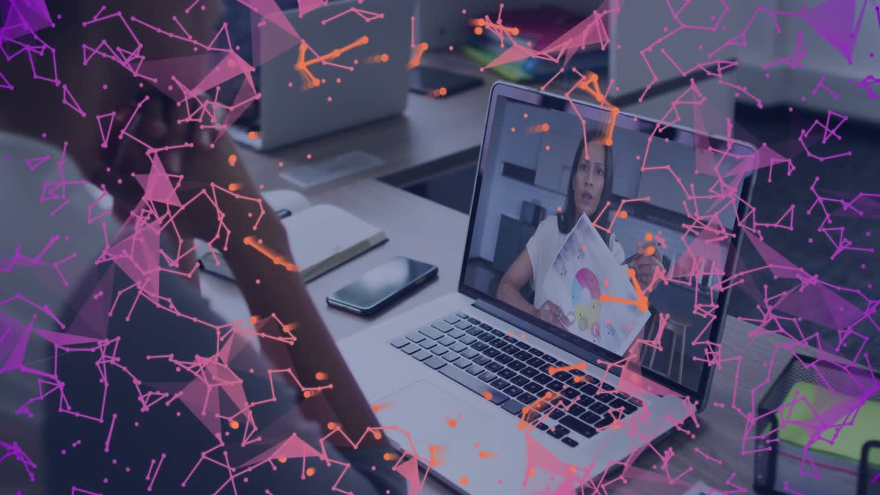 Uno spettatore apre un laptop, avviando un relatore che presenta un grafico sotto linee di rete che illustrano la tecnologia.