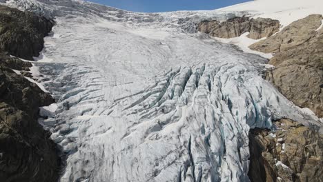 Imágenes-De-Drones-Del-Glaciar-Buerbreen-En-El-Oeste-De-Noruega