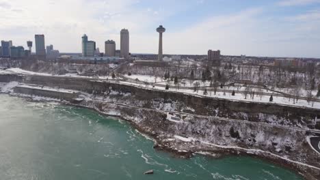 panorámica aérea lenta del horizonte de las cataratas del niágara y la torre skylon en invierno