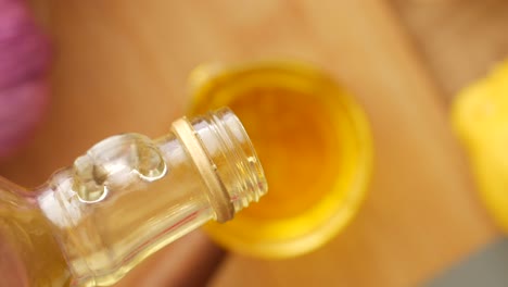 vertiendo aceite en un cuenco