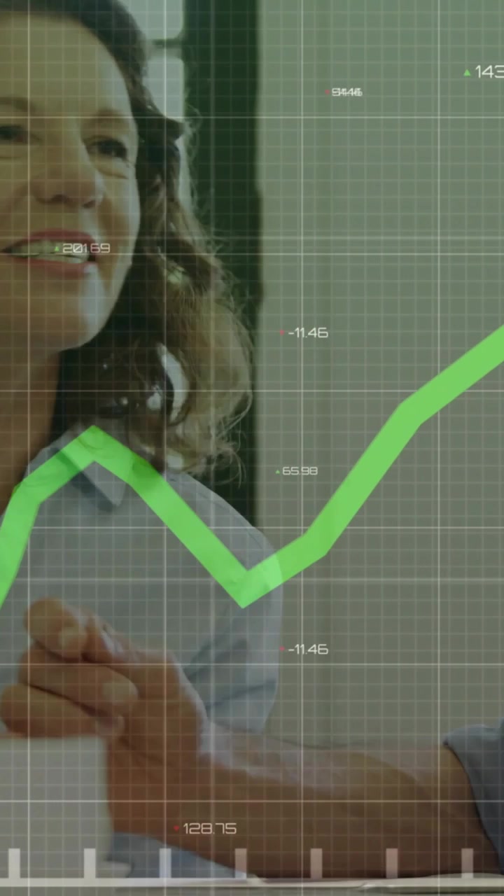 Video verticale: Donna matura che congiunge le mani mentre una mano guida un grafico finanziario, rivedendo i dati.