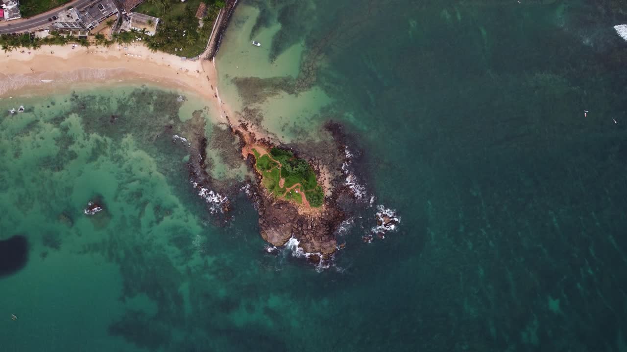 alejar la toma de la isla tropical única de las palomas, mirissa sri lanka