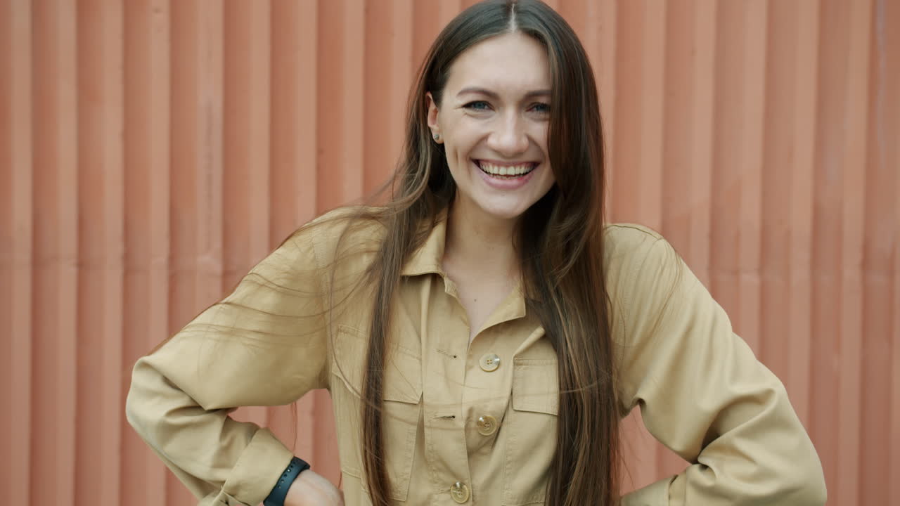 mujer riendo al aire libre