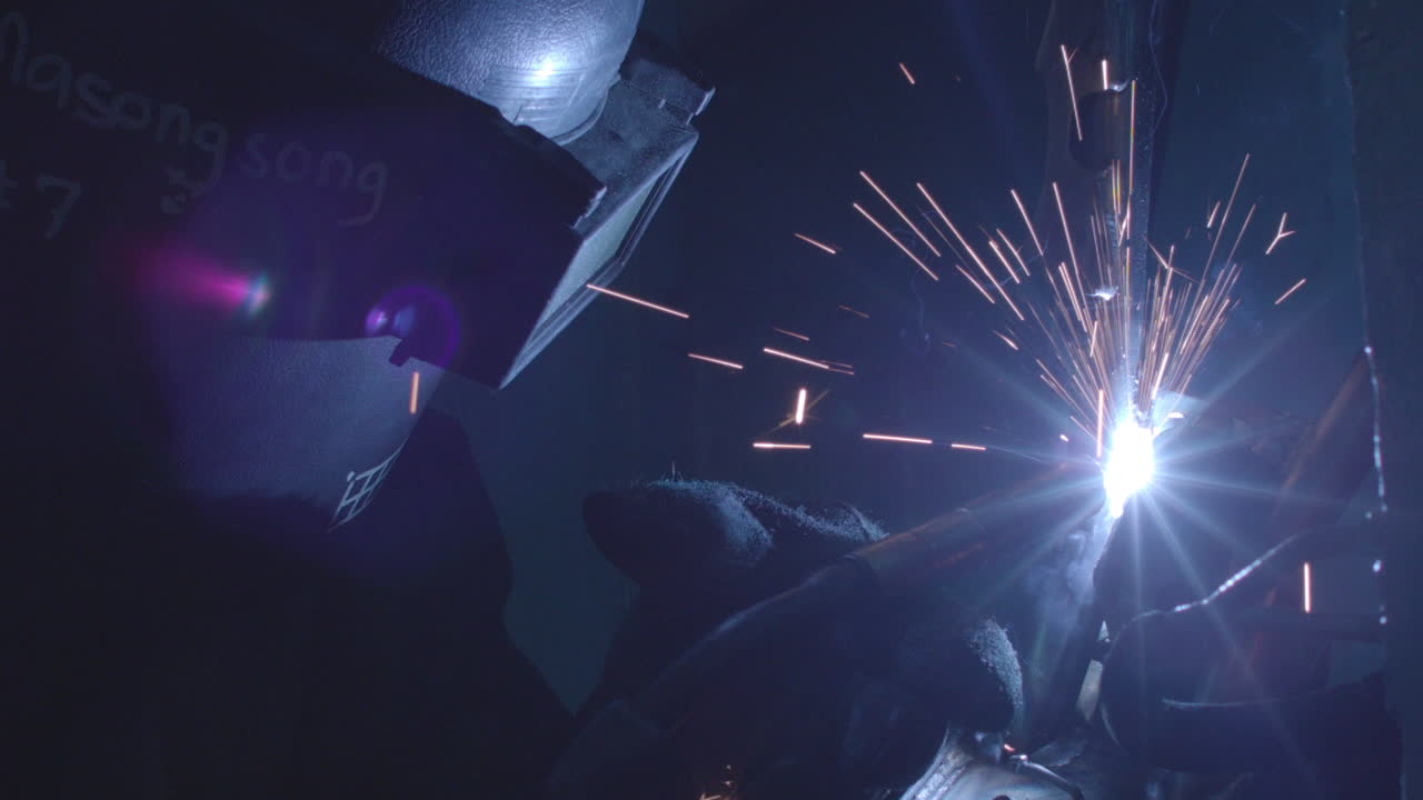 슬로우 모션으로 강철을 용접하는 남자