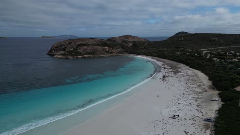 aguas turquesas de la bahía de la suerte con playa de arena en australia occidental