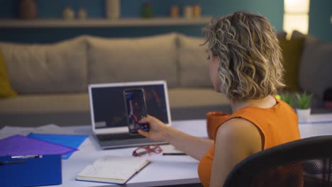 mujer haciendo operaciones financieras por teléfono. análisis gráfico.