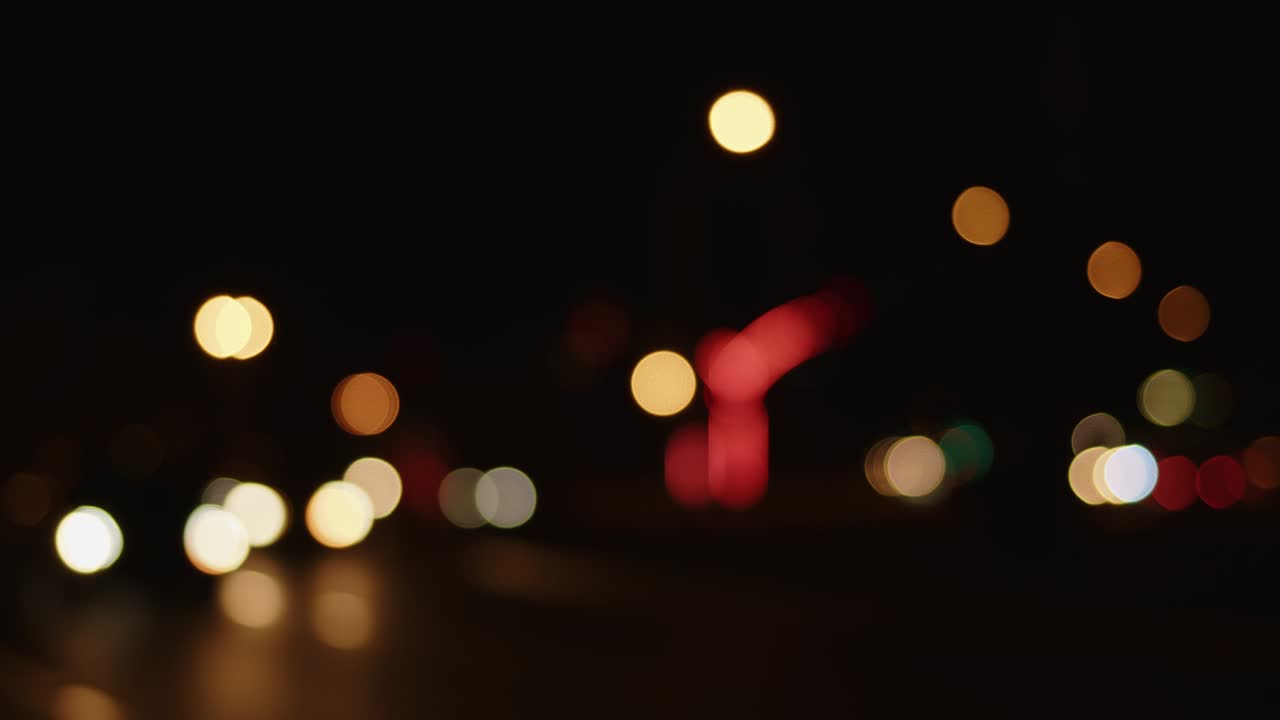 la vida de la ciudad borrosa tráfico de coches por la noche