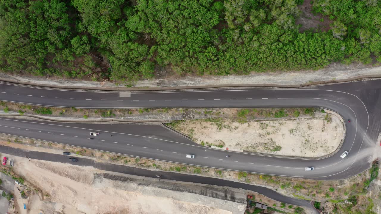 movimiento por encima de la serpentina de la carretera girar con la conducción de coches