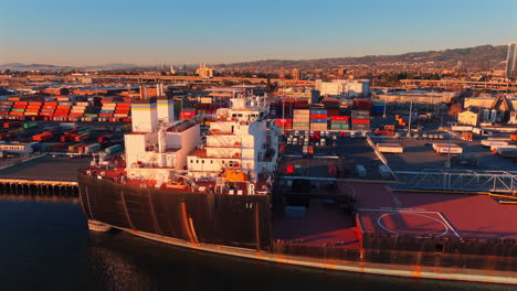 vista aérea del uss john glenn, barco de transferencia expedicionario en el muelle de oakland, california, estados unidos durante la hora de oro