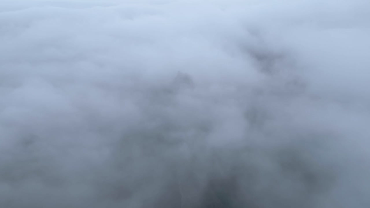 안개 같은 날 구름 위 에 있는 산 정상 에 있는 폐허