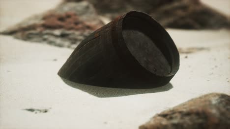 viejo barril de madera en la playa