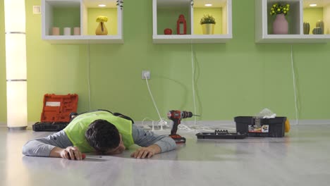 un mecánico que tuvo un accidente en el trabajo. choque eléctrico, choque, desmayo.