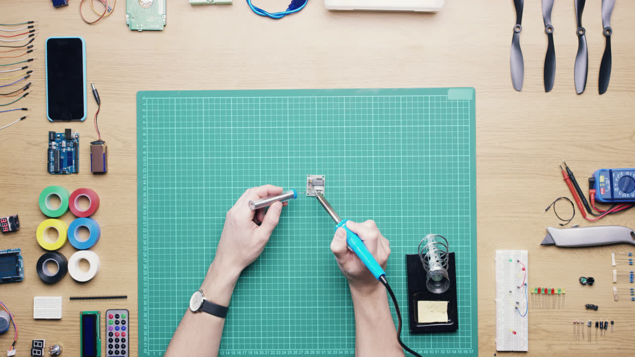 위에서 보기 기술자 용접 회로 보드 위에서 책상에서 일 - 빨간 서사시 드래곤