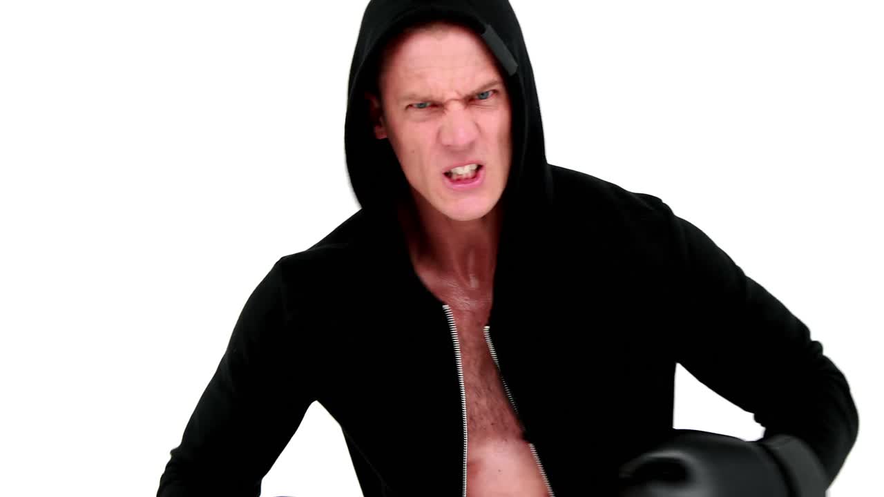 激怒したスポーツマンがボクシングしている