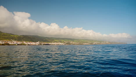 Pintoresca-Vista-Desde-El-Barco-De-La-Hermosa-Ciudad-Local-De-Vila-Franco-Do-Campo,-Isla-De-Sao-Miguel,-Azores---Portugal