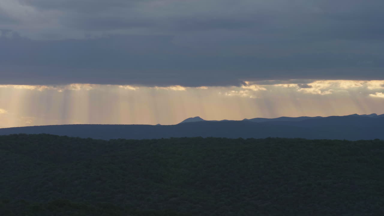 arbustos sudafricanos montañas y puesta de sol