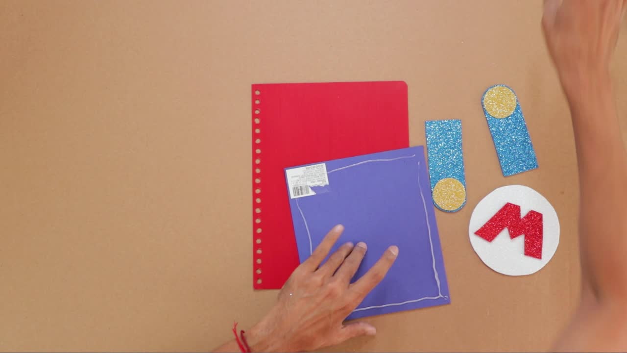 el uso de una pistola de silicona para pegar la portada del cuaderno hecho a mano, artes y artesanías de papel