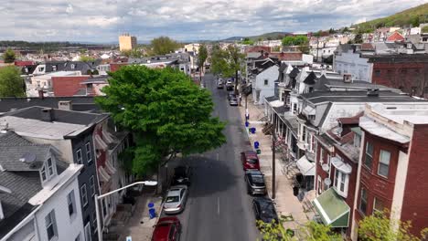 Amerikanisches-Wohngebiet-Mit-Geparkten-Autos-Auf-Der-Straße