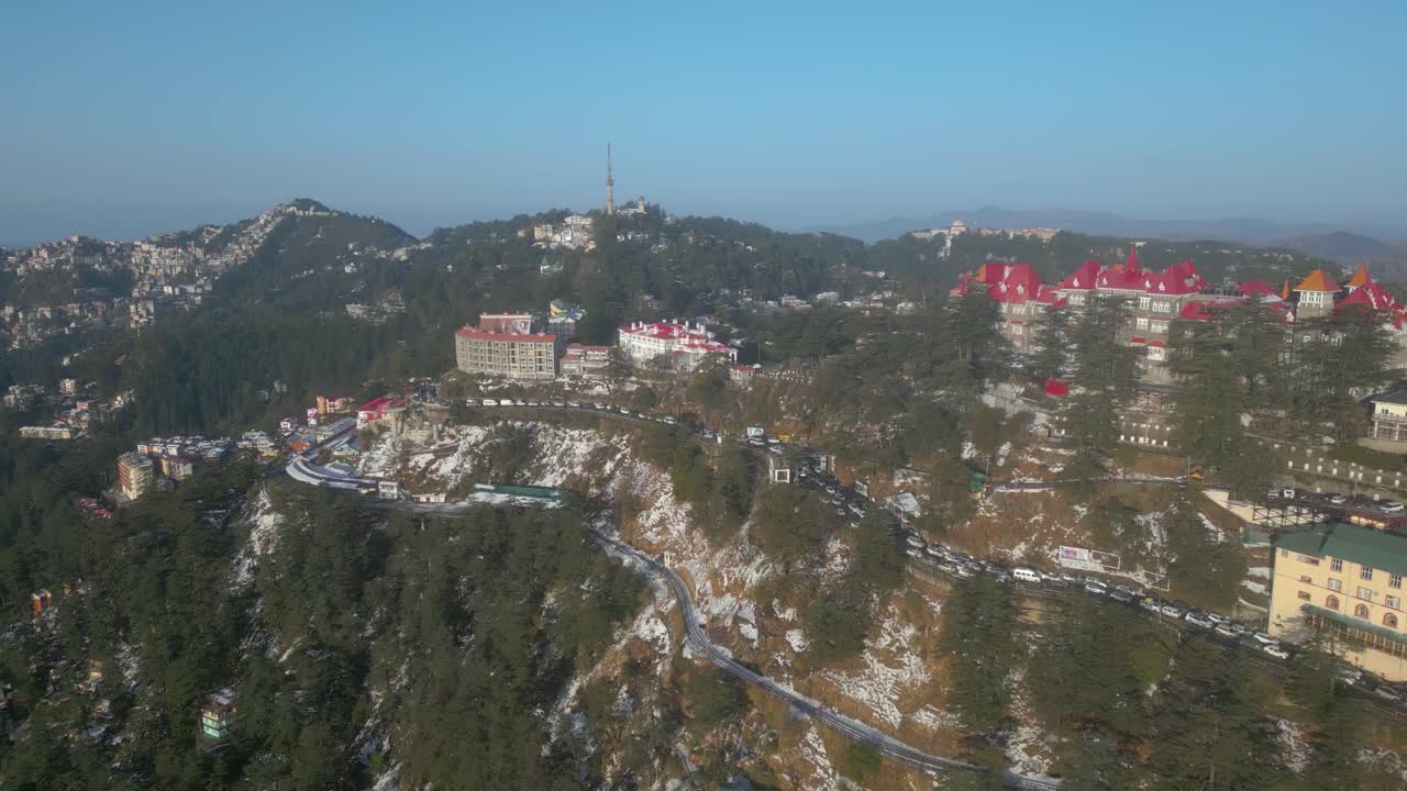 Widok z lotu ptaka na miasto Shimla i stację kolejową