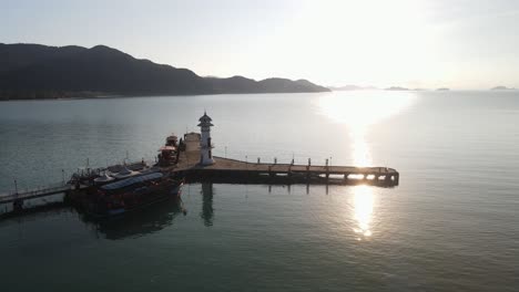 Langsame-Luftumlaufbahn-Um-Einen-Einzigartigen-Leuchtturm-Am-Bang-Bao-Pier-Bei-Sonnenuntergang-In-Koh-Chang,-Thailand