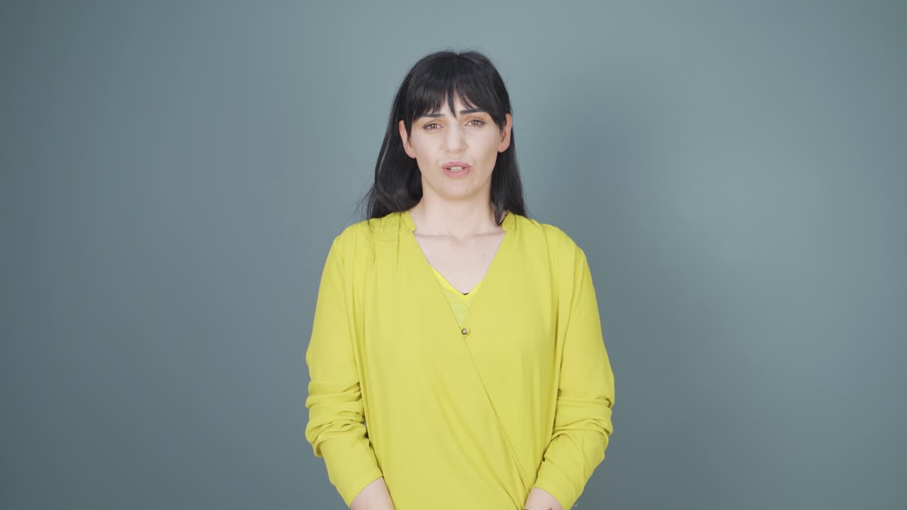 우울한 여성이 카메라를 바라보고 있습니다.