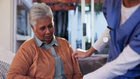 una enfermera está sonriendo y cuidando a una anciana.