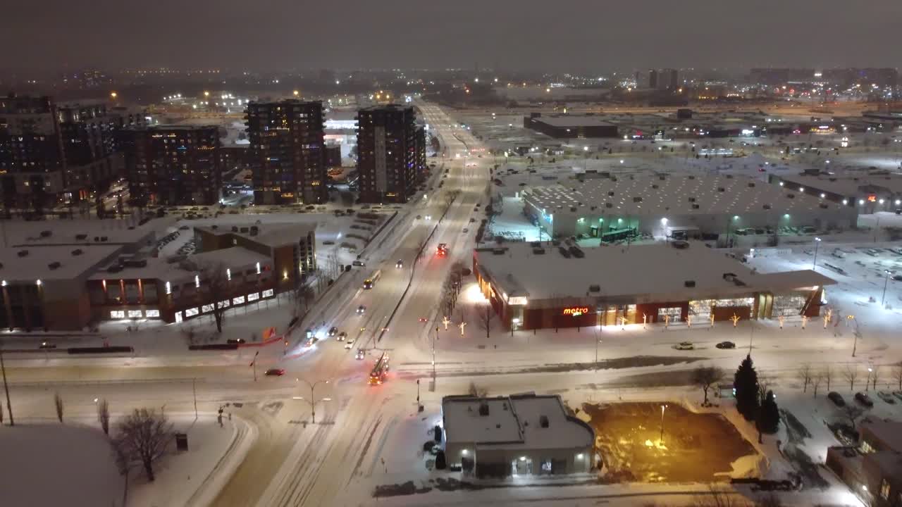 캐나다 라발 에서 밤 에 응급 차량 들 이 있는 눈 인 도시 거리