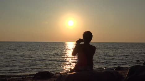 mujer solitaria viendo salir el sol